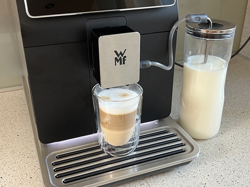 Ekspres WMF Perfection 860L - można w nim zaparzać kawę zarówno w filiżankach jak i wysokich szklankach