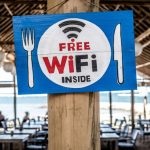 Jak bezpiecznie korzystać z publicznych sieci Wi-Fi? Doradzamy