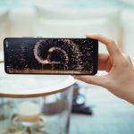 Dobry smartfon nie musi być drogi. Na co zwrócić uwagę porównując modele z niższej półki cenowej?