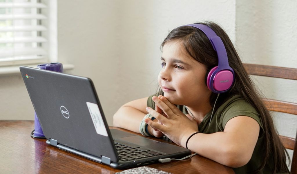 Dziecko ogląda YouTube. Jak zablokować nieodpowiednie treści?