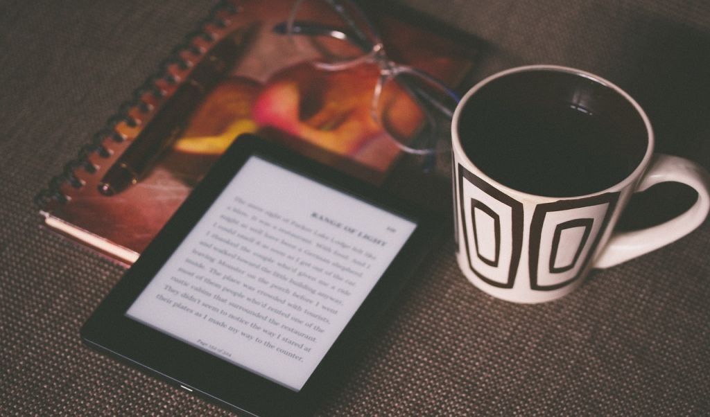Czytniki do e-booków – jak je wybierać, na co zwrócić uwagę