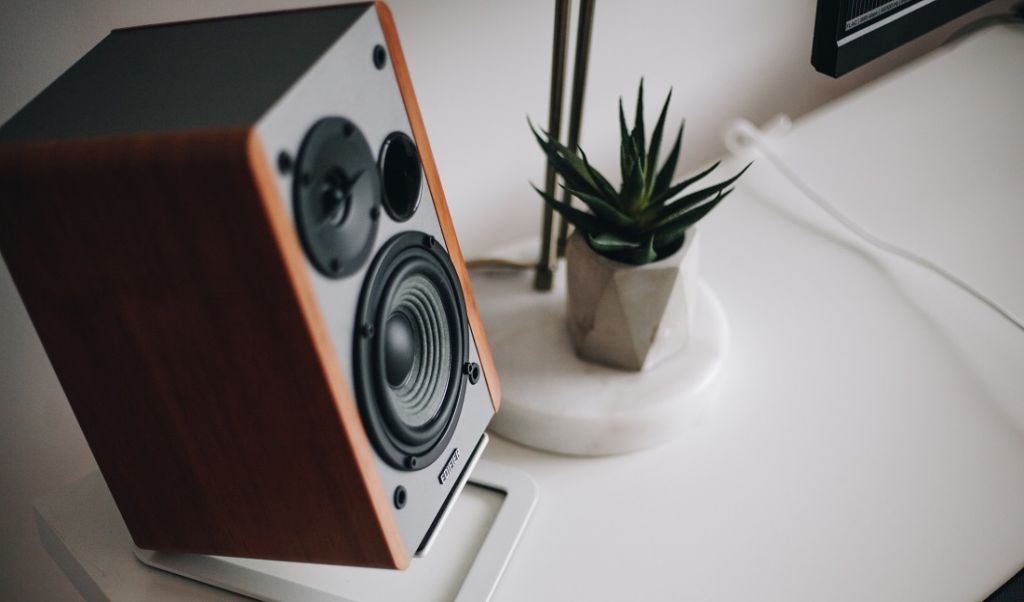 Głośniki i kolumny aktywne – czym są, czy warto budować zestawy audio w oparciu o tę technologię?