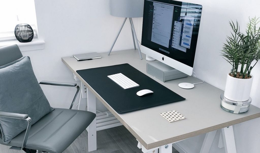 Jak skutecznie zadbać o wygodę przy biurku?