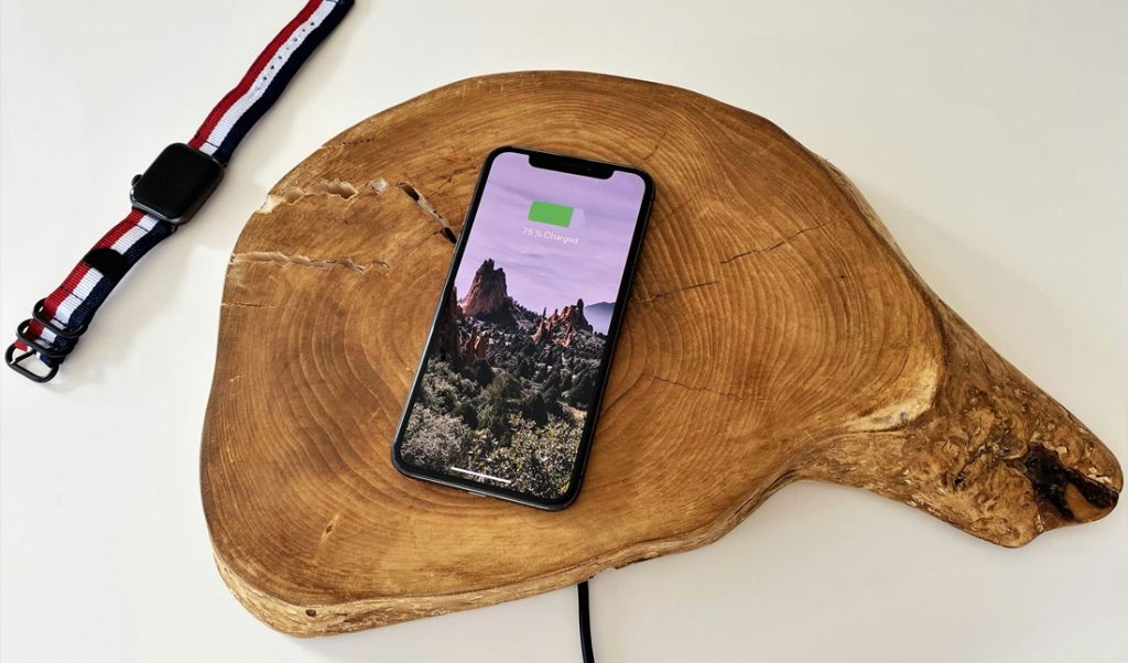 Ładowarki solarne – czyli jak naładować smartfona w plenerze