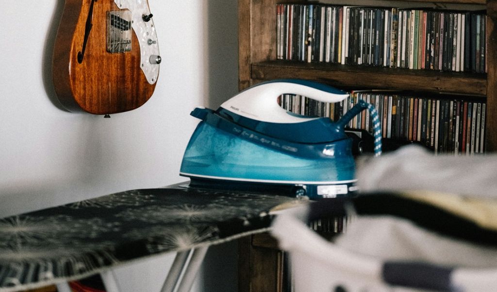 Zwykłe żelazko czy stacja pary. Co będzie lepsze do prasowania w domu?