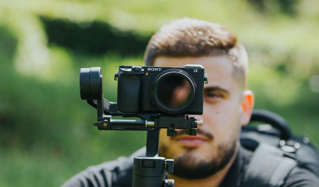 Gimbal. Sprzęt, który pomoże w robieniu lepszych zdjęć i filmów na wakacjach i nie tylko