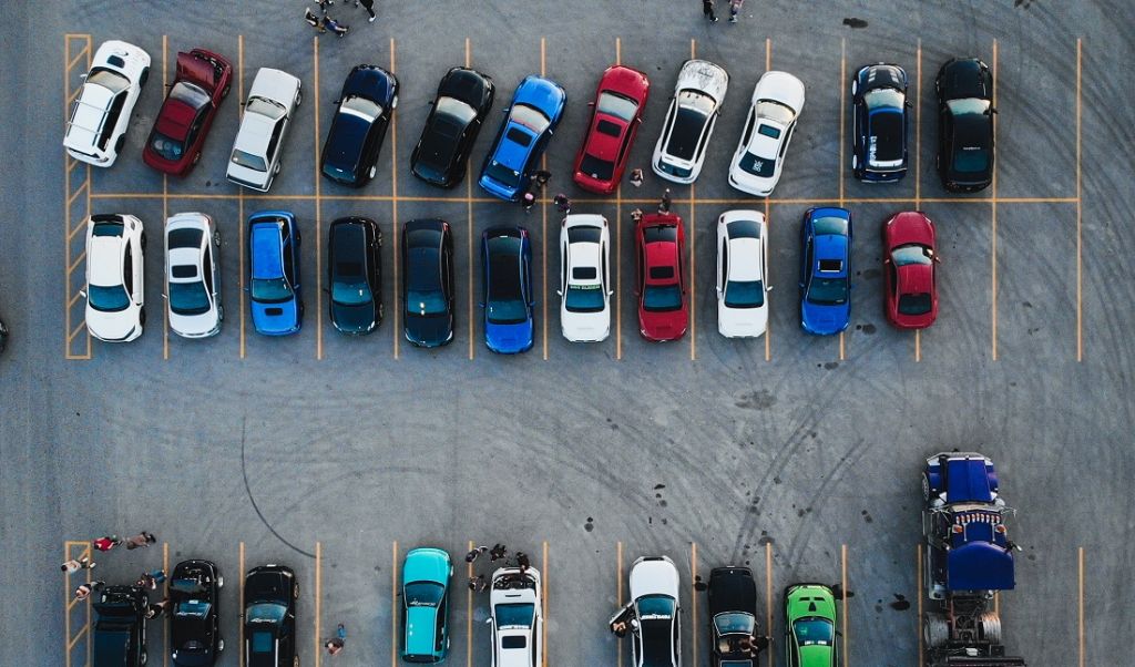 Kamera cofania czy czujnik parkowania – co będzie lepsze?