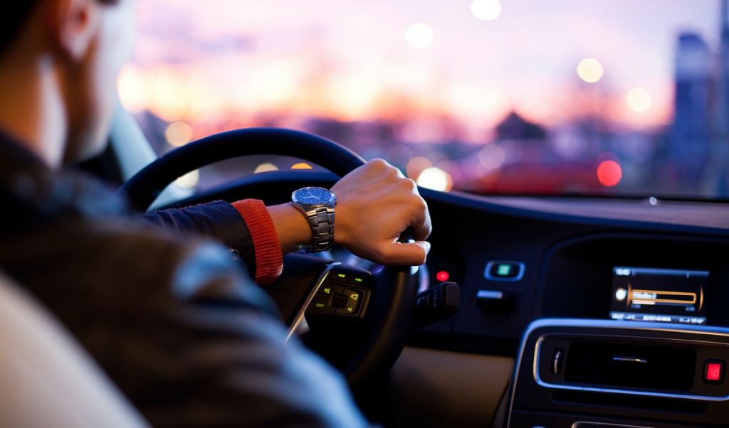 Transmiter FM. Co to za urządzenie i dlaczego może się bardzo przydać, zwłaszcza w starszym aucie?