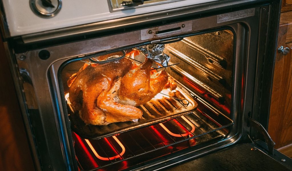 Piekarniki z pyrolizą – rozwiązanie dla tych, którzy nie lubią czyszczenia po pieczeniu