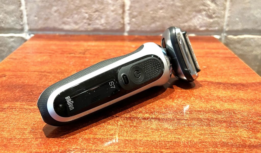 Braun Series 7 70-S7200cc – test golarki, która potrafi sama się oczyszczać