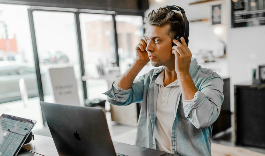 Aktywna redukcja szumów (ANC) w słuchawkach. Co to jest, jak działa?