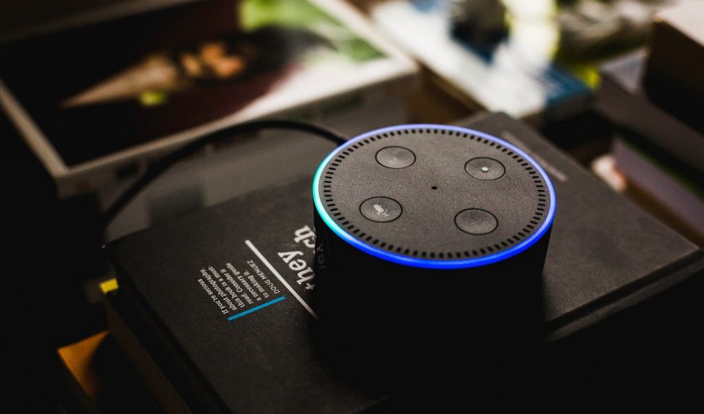 Alexa od Amazona przemówi głosem zmarłych? Dziwna funkcja asystenta