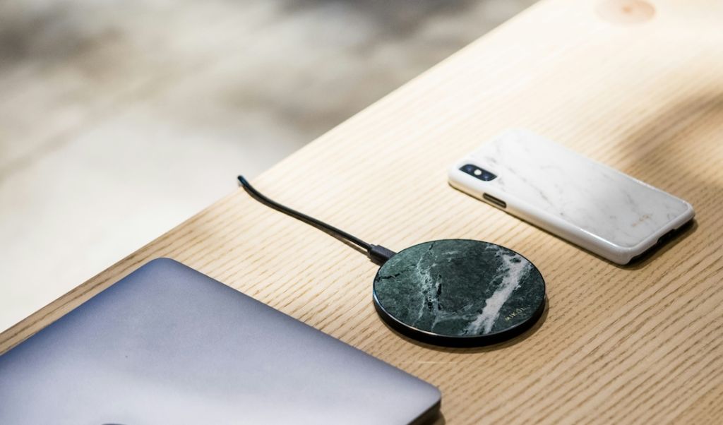 Ładowarka indukcyjna nie ładuje telefonu. Dlaczego?
