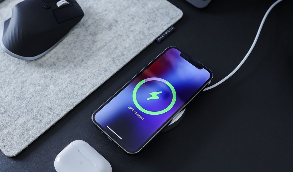 Szybkie ładowanie – przydatna funkcja czy niszczyciel baterii smartfona?