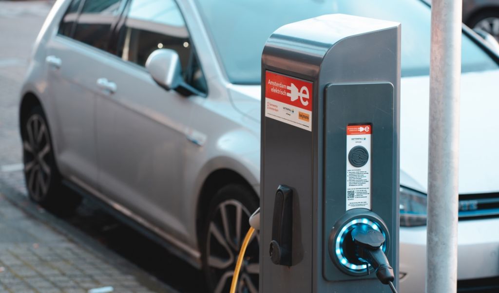 Auto elektryczne traci zasięg w zimne dni? O tym trzeba pamiętać