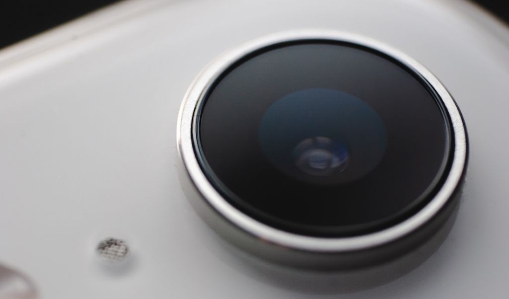 Kamera w smartfonie może nas podglądać. Jak to sprawdzić?