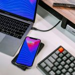 Czy zasilacz może być stale podłączony do laptopa?