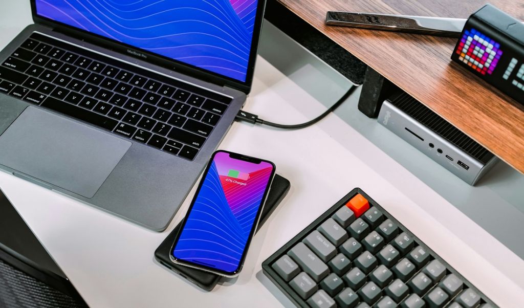 Czy zasilacz może być stale podłączony do laptopa? Obalamy mity