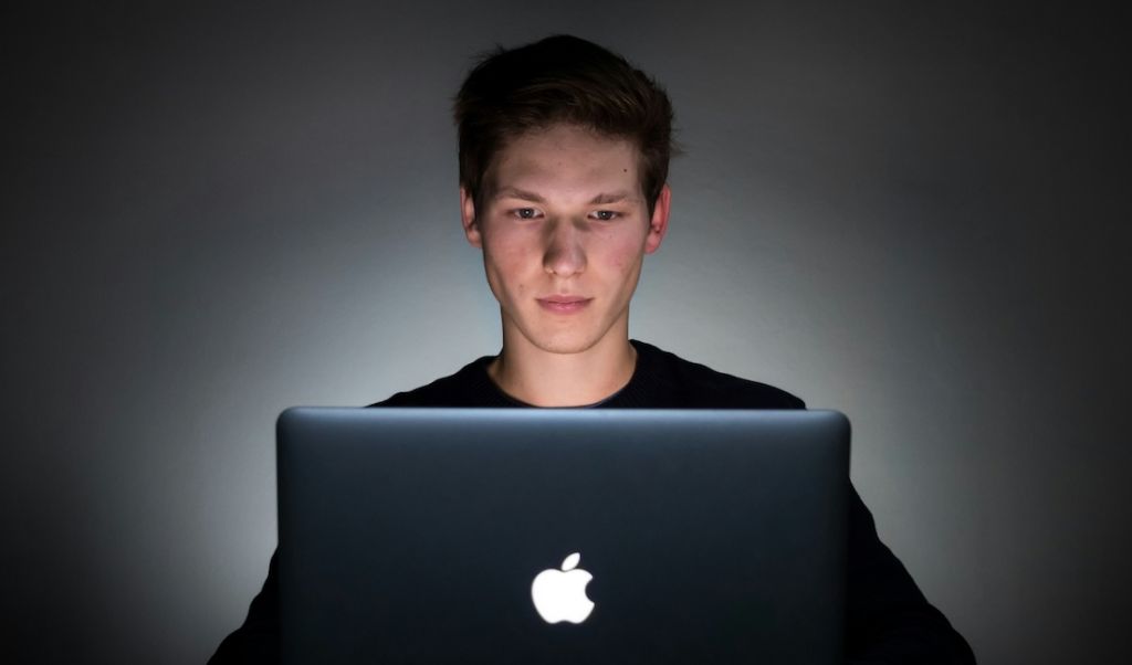 Filtr niebieskiego światła. Czy faktycznie chroni oczy przed zmęczeniem?