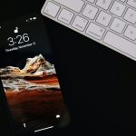 Tryb jasny vs. ciemny na smartfonie. Który będzie lepszy dla oczu?