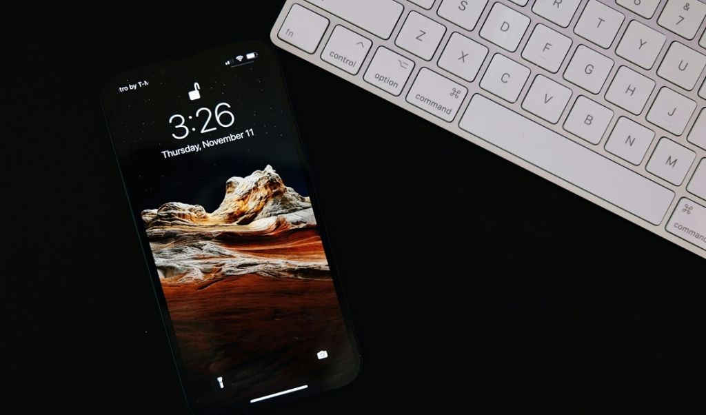 Tryb jasny vs. ciemny na smartfonie. Który będzie lepszy dla oczu?