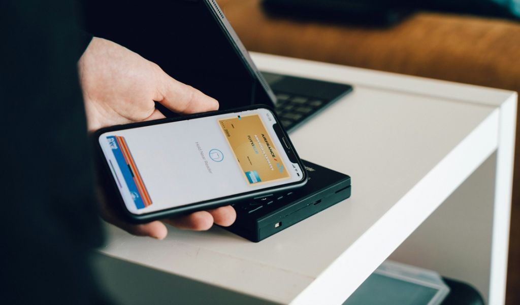 Wszystko o cyfrowych portfelach – jak dodać dokumenty, karty i bilety do telefonu