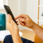 Sterowanie gestami i skrótami – jak przyspieszyć obsługę smartfona bez dotykania ekranu