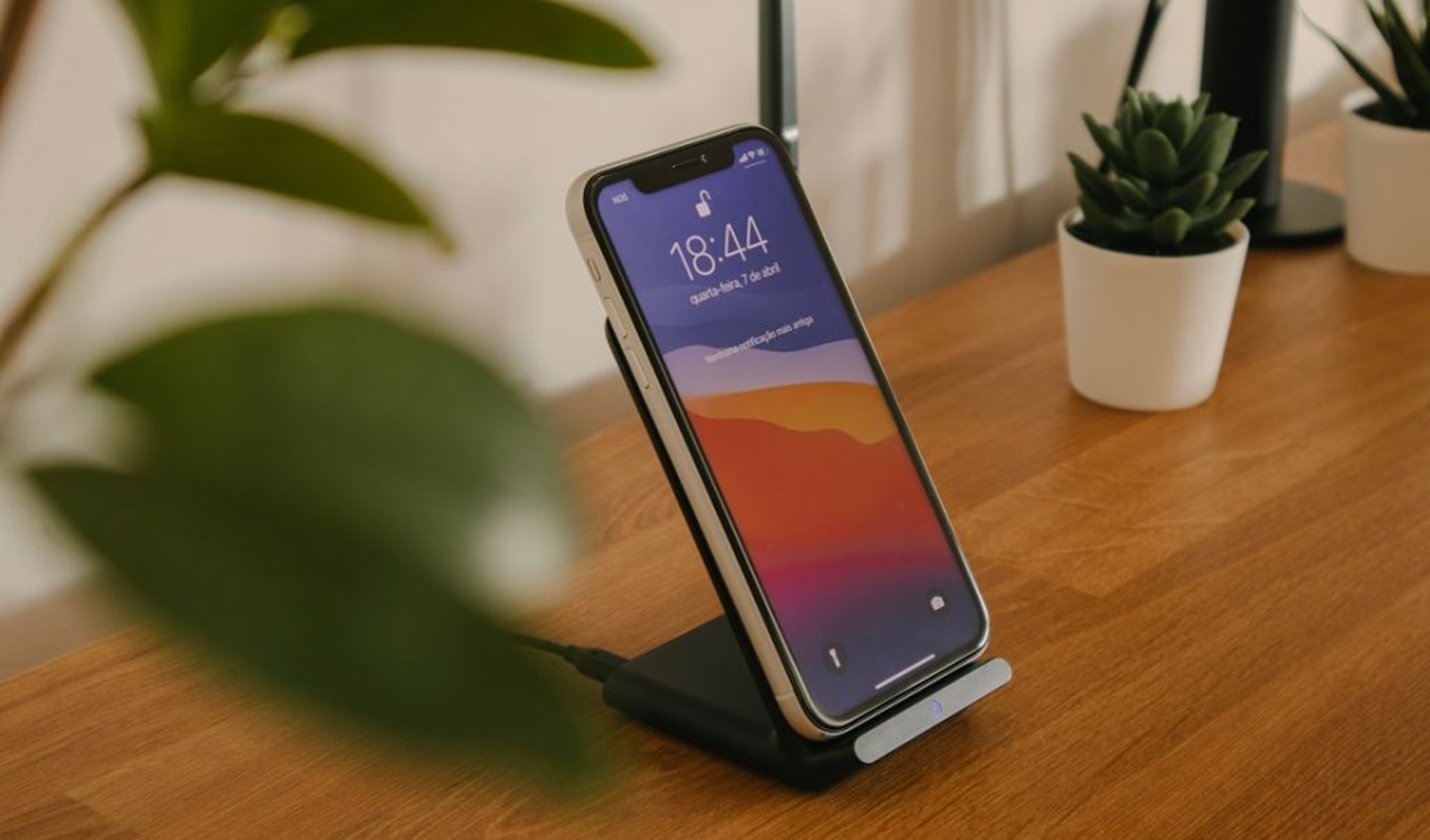 Ładowarka indukcyjna pozwala na ładowanie kilku urządzeń na raz i to bez kabli. Fot. Unsplash