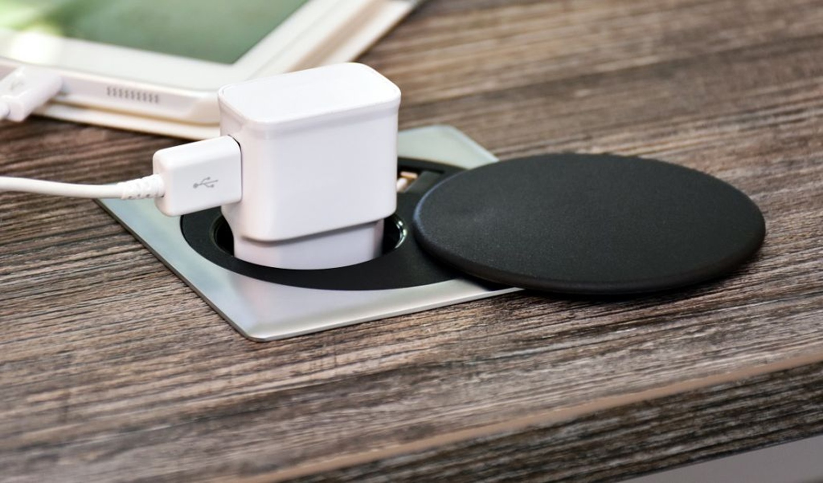 Uwagi wymaga nie tylko bateria smartfona, ale też urządzenie, za pomocą którego ją ładujemy. Fot. Unsplash