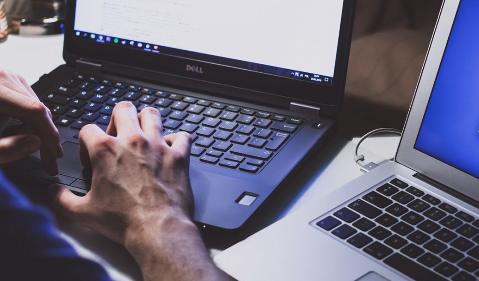 Może się zdarzyć sytuacja, w której przyda się możliwość ukrycia pliku lub folderu na komputerze. jak to zrobić? Fot. Unsplash