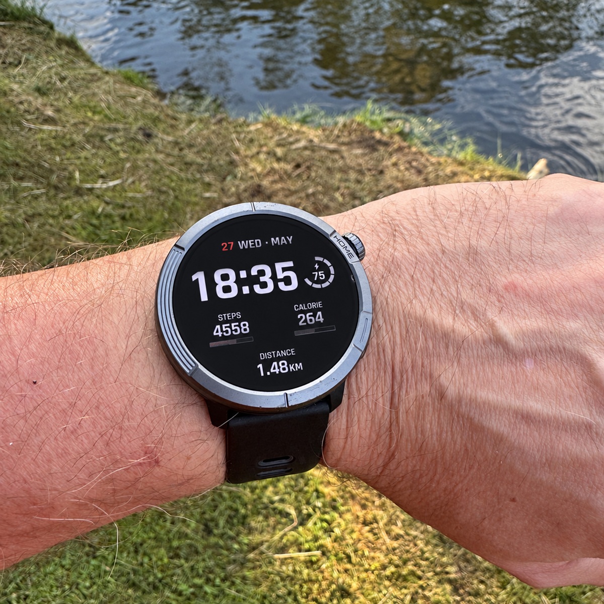 Stelio Activ Pro AI GPS w pełnym słońcu.