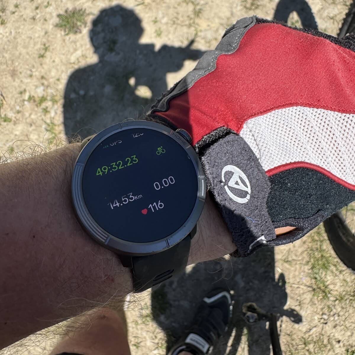 Stelio Activ Pro AI GPS na ręku mężczyzny na rowerze.