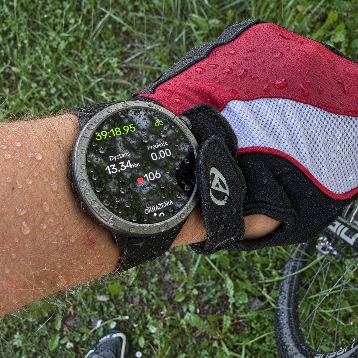 Stelio Activ Pro AI GPS w trakcie deszczu.