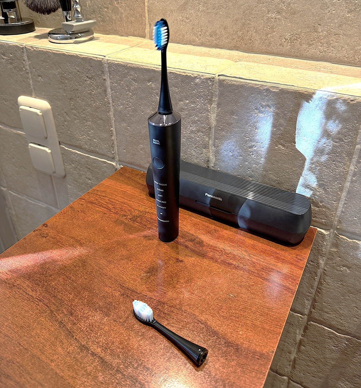 Panasonic EW-DC75 wraz z etui i dodatkową końcówką Stain-off Brush.