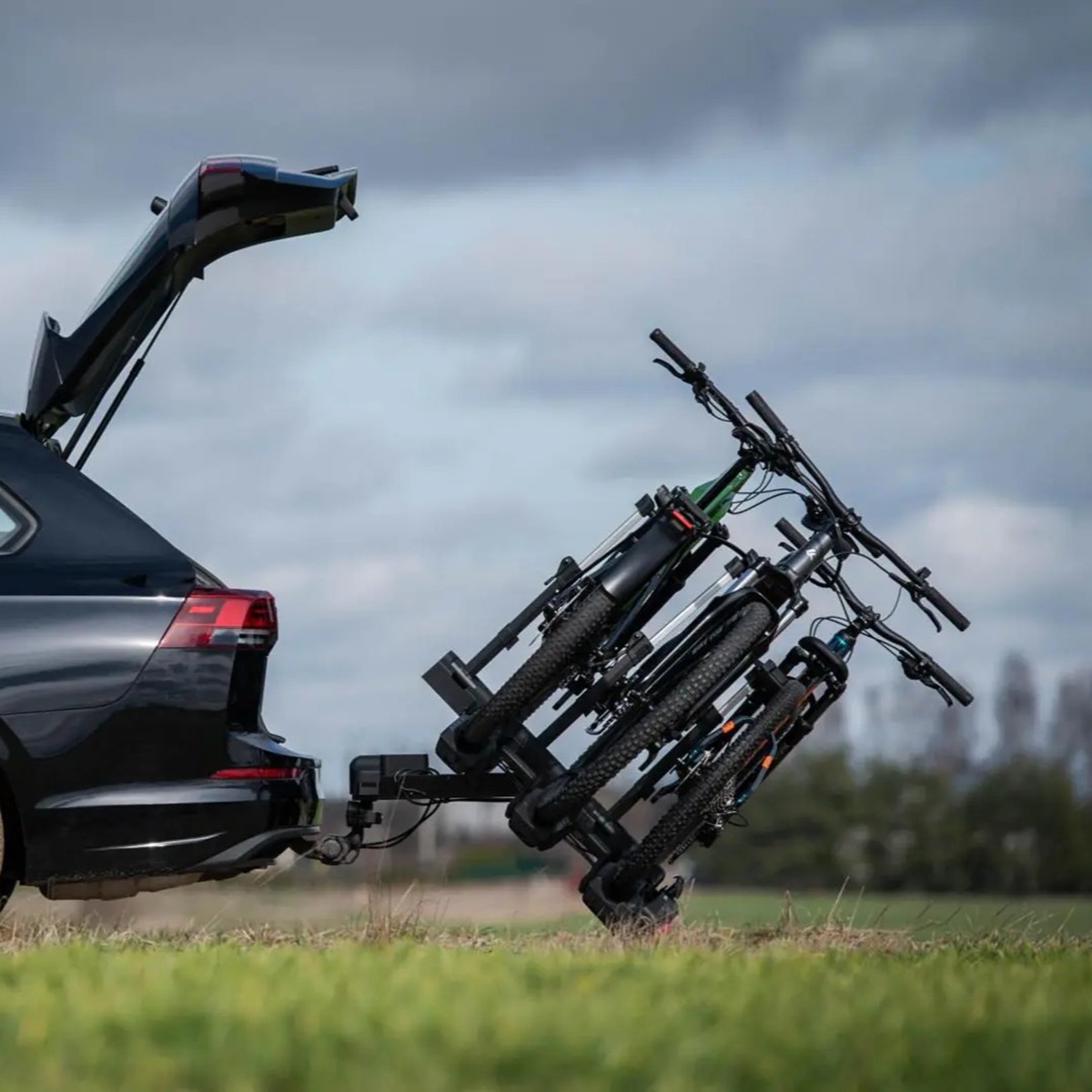 Platforma KROSS e-MOVE 3.0 PRO - funkcja odchylania ułatwiająca otwieranie bagażnika bez zdejmowania rowerów.