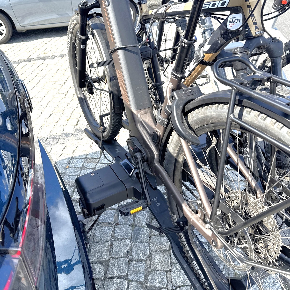 Platforma KROSS e-MOVE 3.0 PRO zamontowana na haku holowniczym.