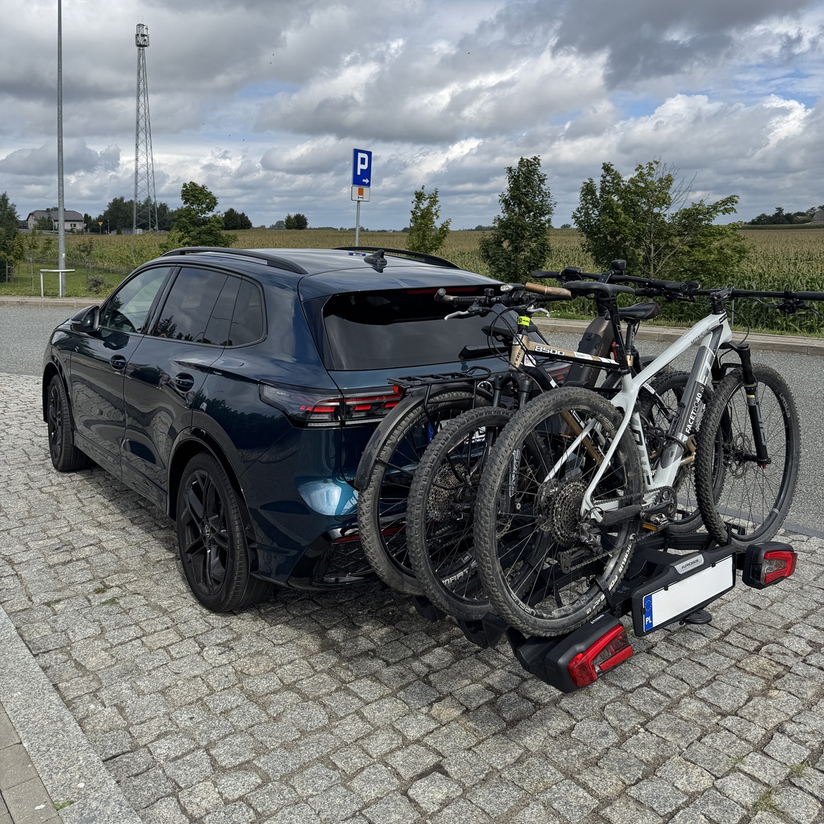 Platforma do przewozu rowerów marki Kross widziana z tyłu auta.