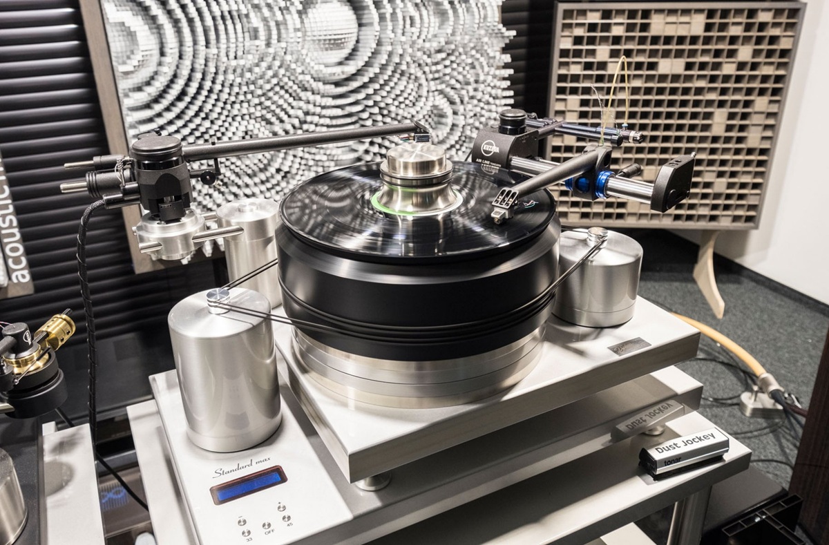Gramofon na Audio Vide Show.