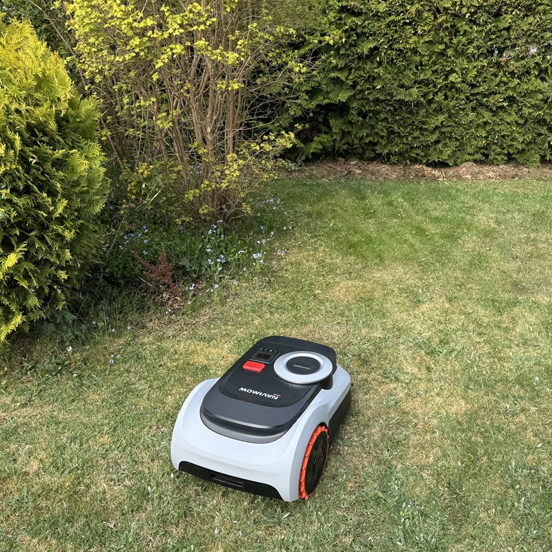 Segway Navimow i220 Lidar Pro w trakcie pracy podjeżdża blisko krawędzi wysokich zarośli