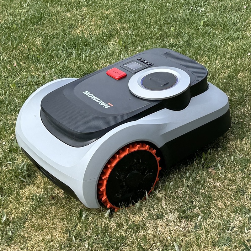 Tworzywa z których wykonano robota Segway Navimow i220 Lidar Pro są trwałe i odporne na zderzenia z gałęziami.