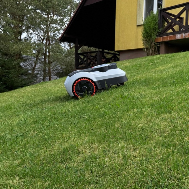 Segway Navimow i220 Lidar Pro to robot, który bez problemu podjedzie pod najbardziej strome wzniesienia.