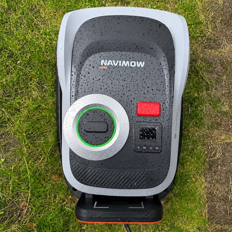 Deszcz robotowi Segway Navimow i220 Lidar Pro jest niestraszny. 
